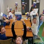 kinderen met flyer 