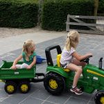 meiden op de tractor