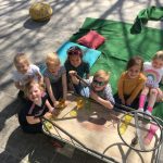 kinderen spelen buiten