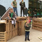 kinderen houten hut